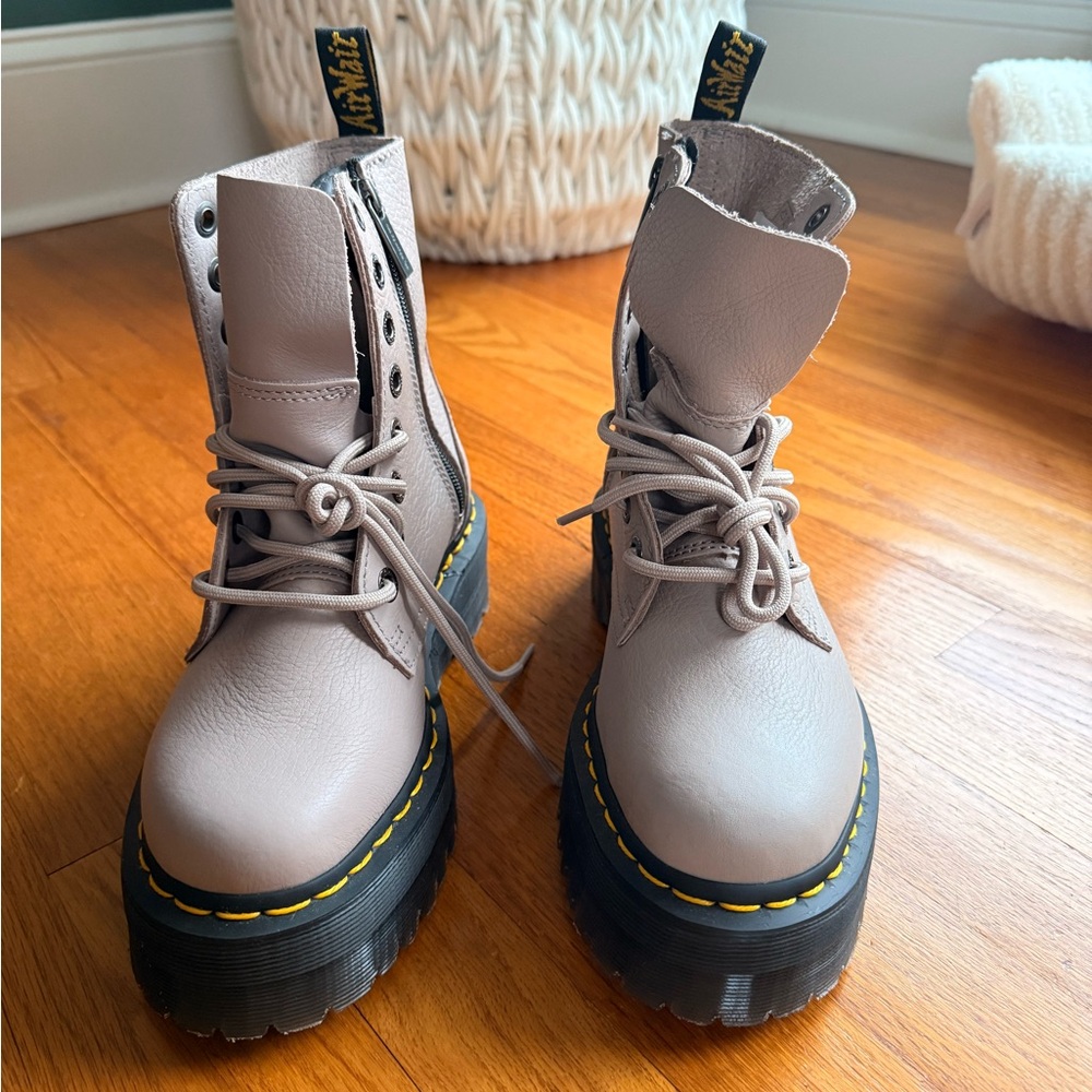 Dr. Martens Jadon lll Pisa Leather Platform Boot in the color Vintage Taupe - Picture 4 of 5